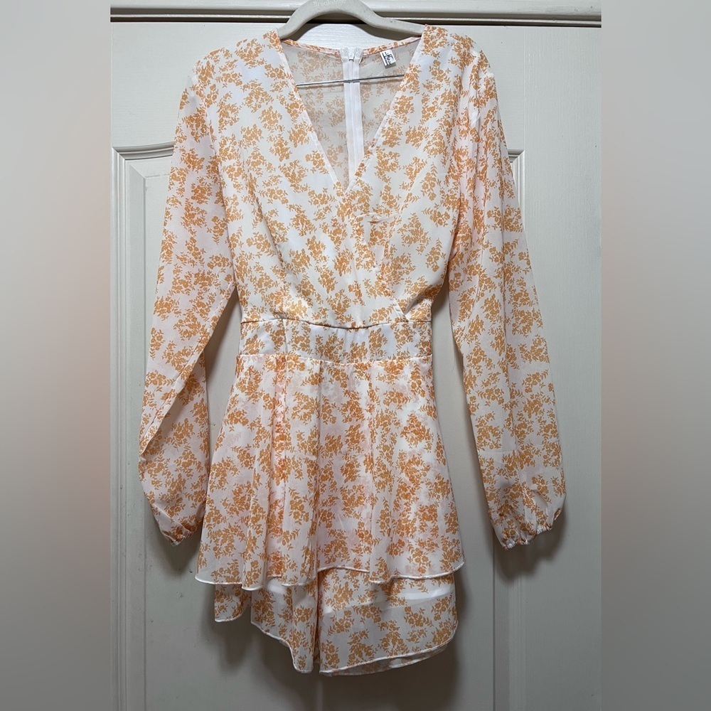 Like New Floral Romper. Size large. Worn once - Picture 3 of 7